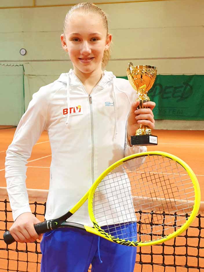 Leomie Rabl mit dem Pokal