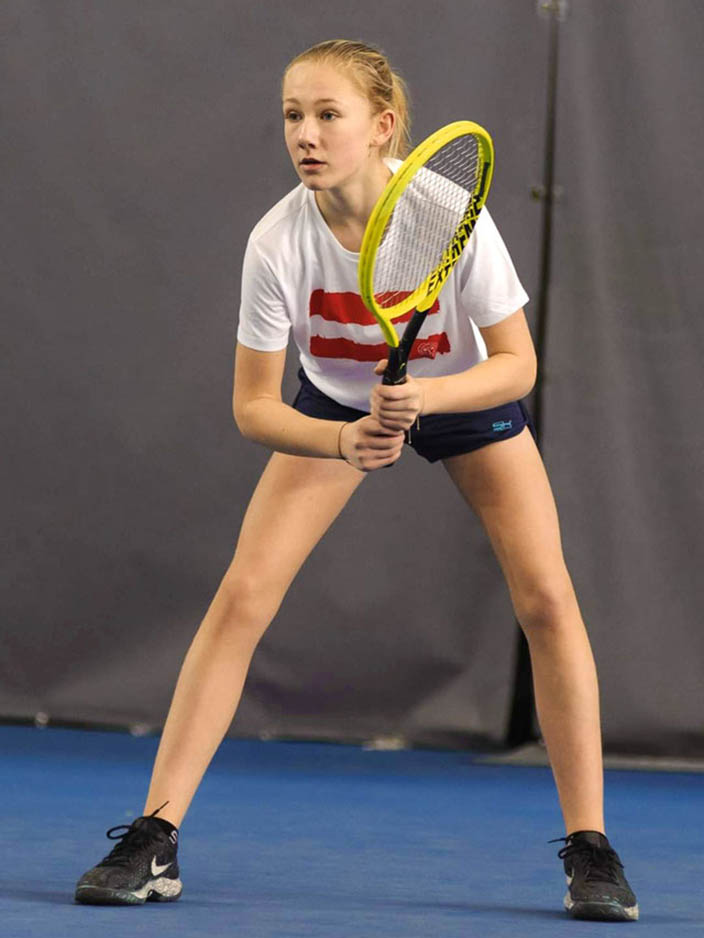 Leonie Rabl beim Tennis Spielen